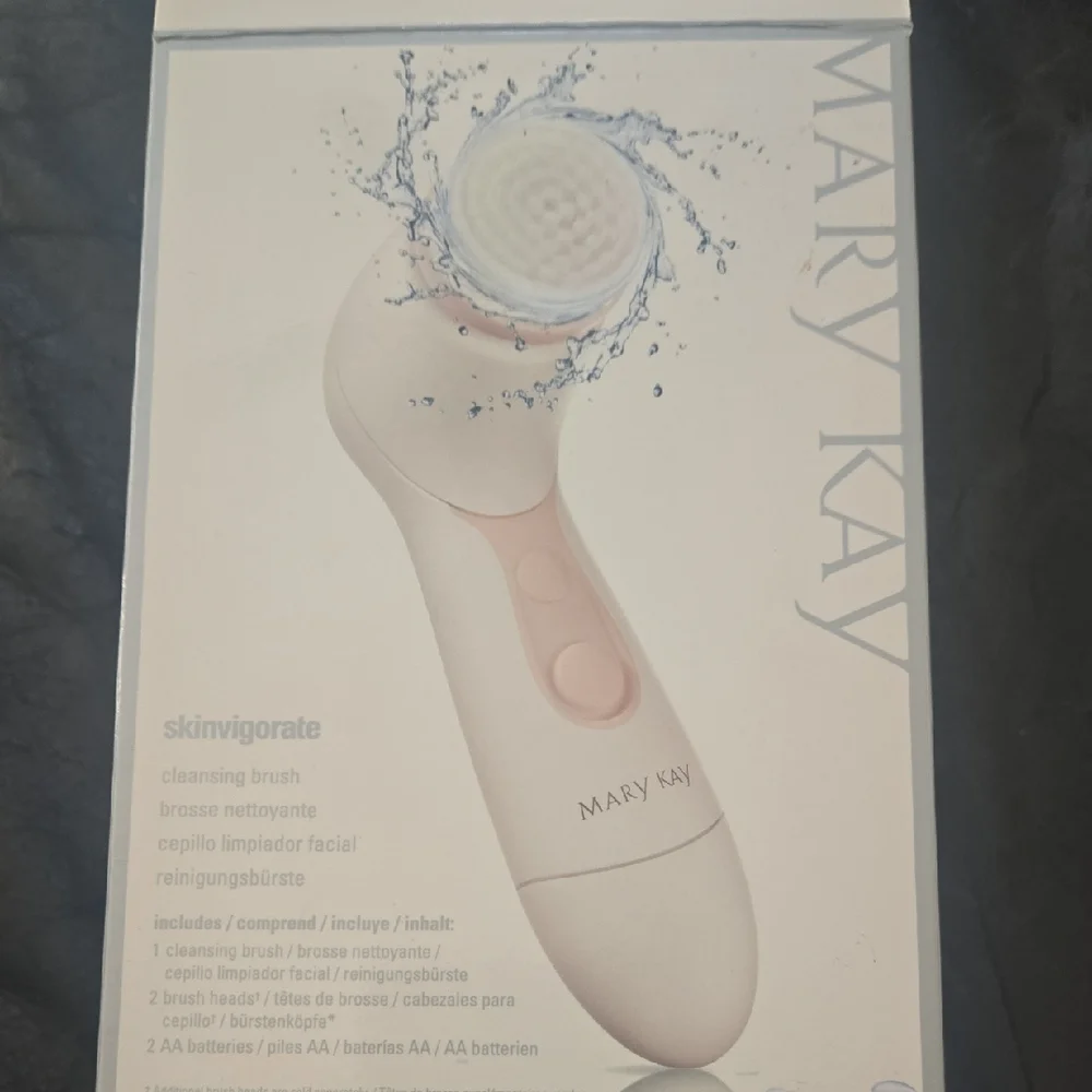 Mary Kay Skinvigorate Cleansing Brush in Pale Pink and White